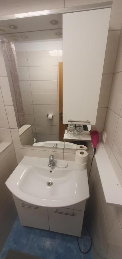 Ferienwohnung Hause Lupic Rab Town Exterior foto